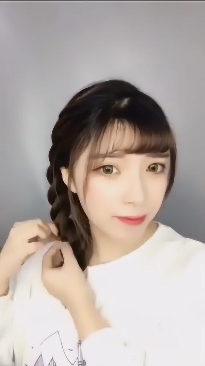 美女教你葡萄辫的复古扎法!所有脸型都适合,给你的颜值加分!