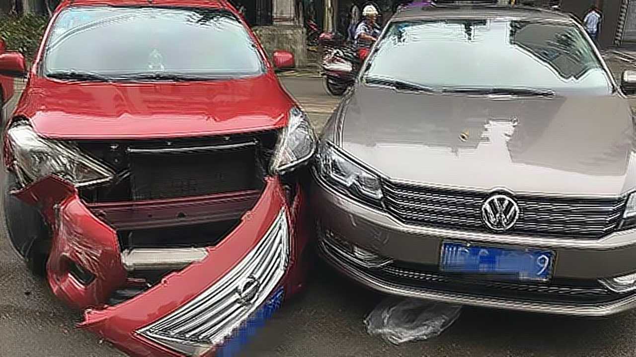 四川南充数辆私家车违停挡路消防车撞开车辆去救火