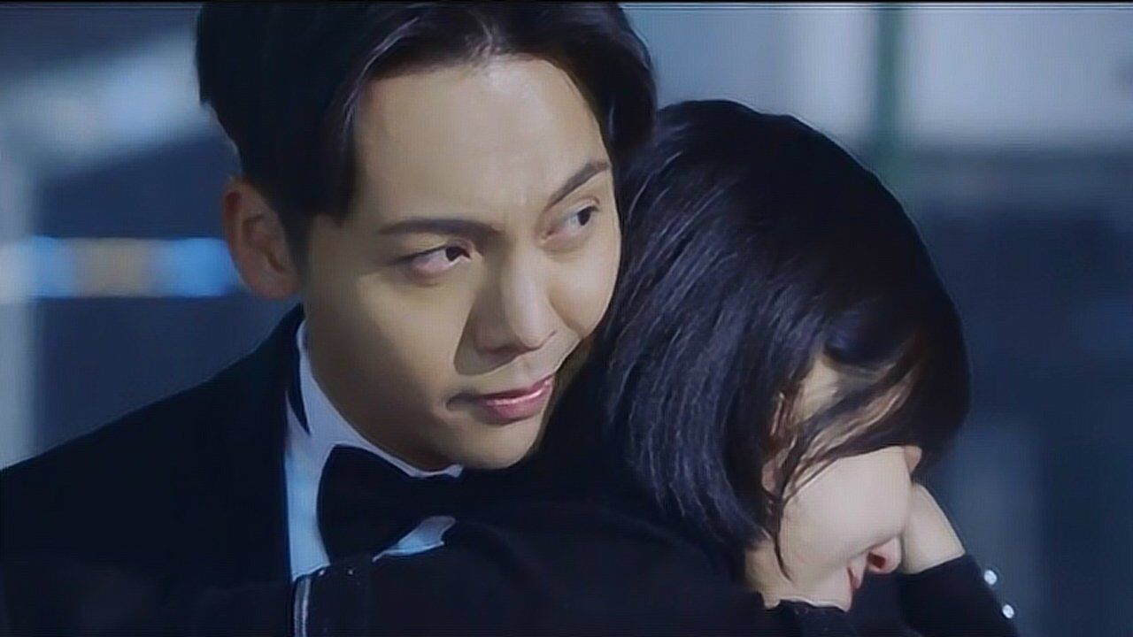 刘子光胡蓉感情发展迅速亲吻壁咚甜到不行,让一旁的李纨超心碎