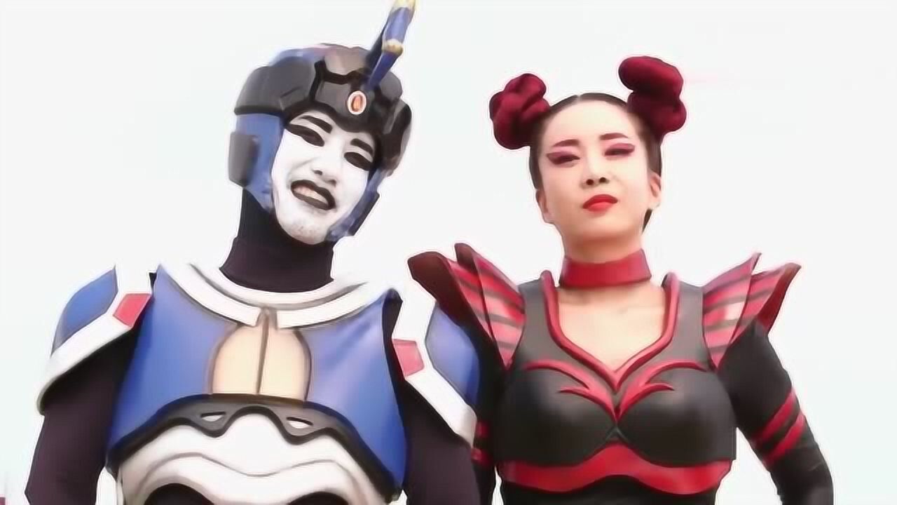 出动凯警红警被催眠与蓝警大打出手一群怪兽在旁边看热闹