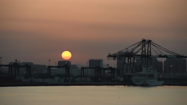 烟大轮渡上看渤海日落 夕阳与烟台港相映成趣