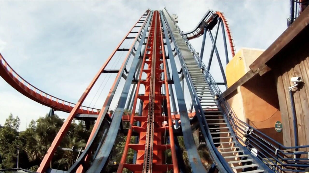 全球第一个跳水过山车:90度垂直降落,下来后全身都是湿的!