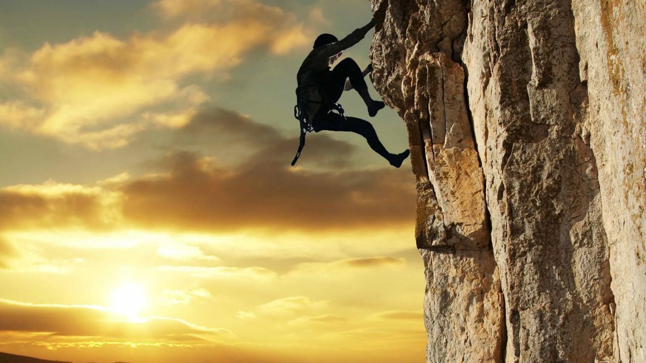牛人挑战:徒手攀岩,面对悬崖,无所畏惧!