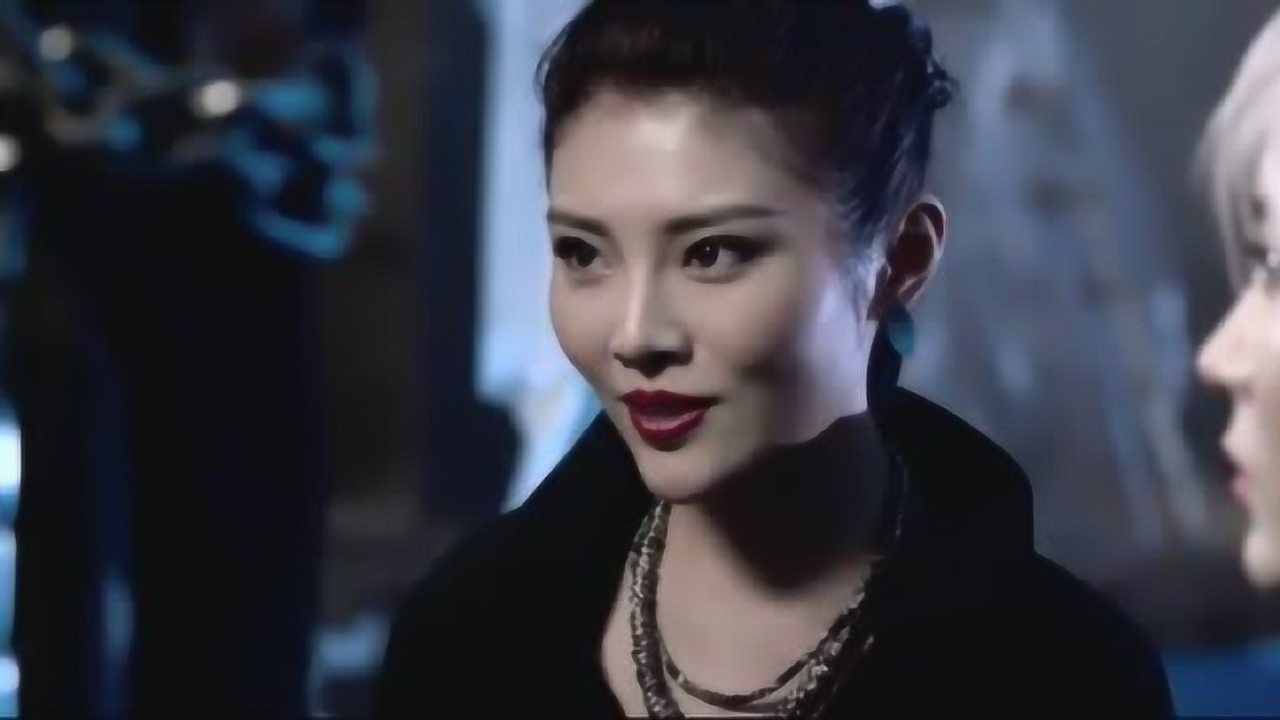 王牌逗王牌黄晓明被逼活吞毒虫性感的胡然用嘴把毒虫吸出来