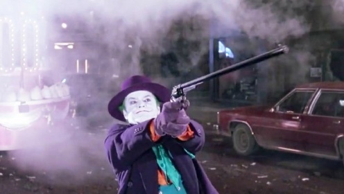 《蝙蝠侠》小丑杰克掏出长枪，一枪打爆了蝙蝠侠的飞机！