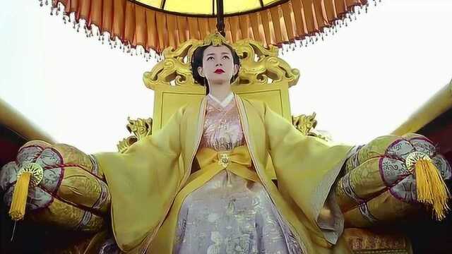 女皇驾到,一身华丽的黄袍服饰,太霸气了
