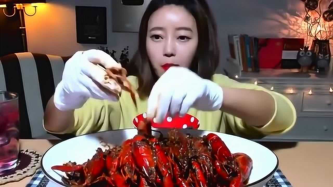 韩国大胃王美女吃播麻辣小龙虾,剥虾很快,一口一只.