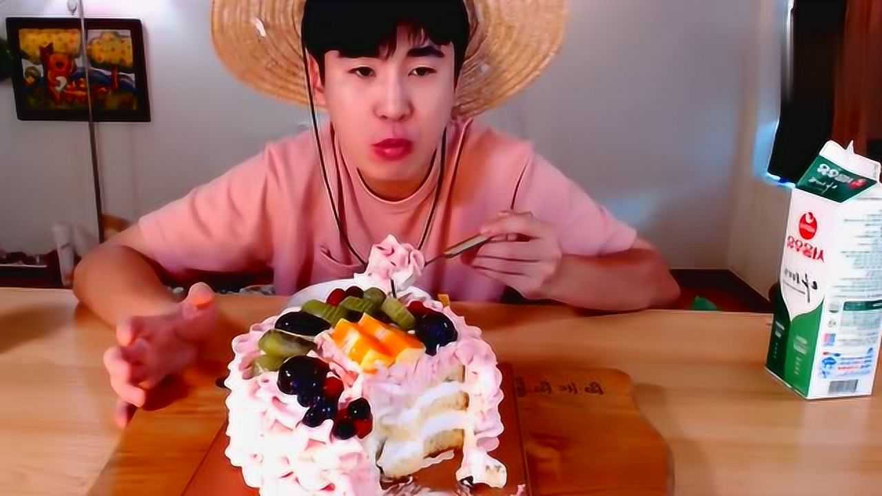 韩国吃货草帽哥吃一个大蛋糕,胃口真好,不觉得腻吗