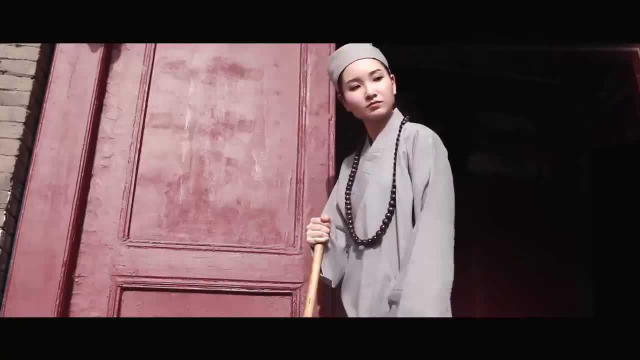 靓女要师太给她剃度,师太劝她沉思熟虑,本来师太也是故意事的