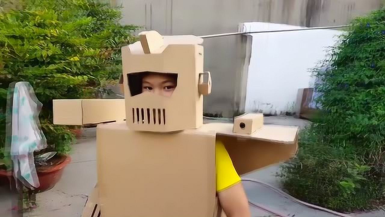 太酷了!萌娃用纸箱自制机器人外衣,太帅了