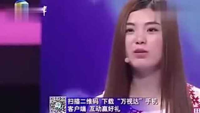 绝情女子让男友睡着公园椅子上,男子愤怒提出分手,观众鼓掌