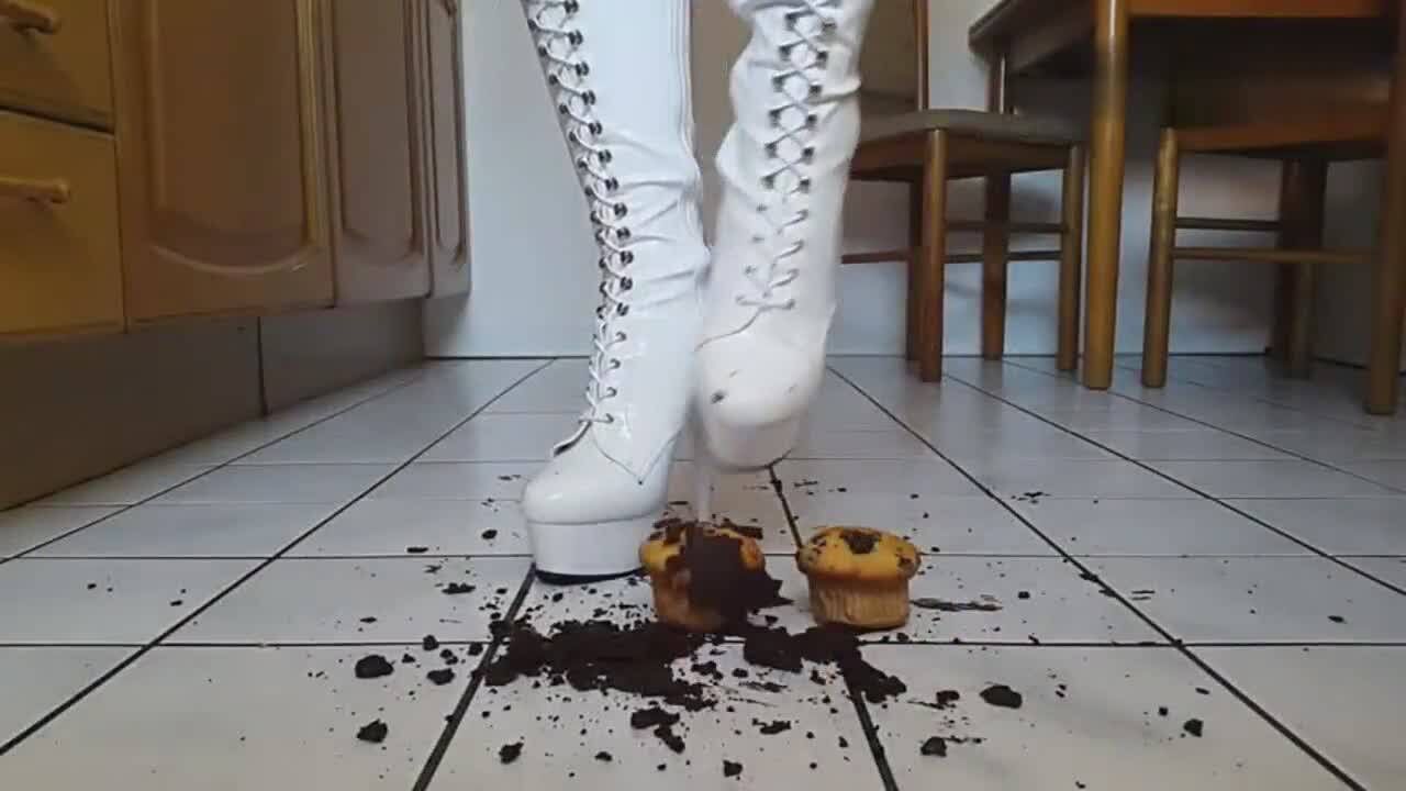 白色大长筒靴去踩东西真心疼这双高跟鞋