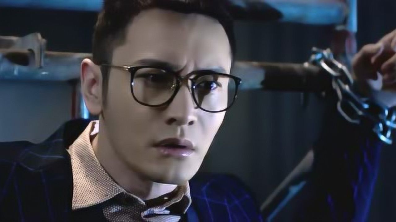 王牌逗王牌:凤舞向黄晓明游了过来,真是出水芙蓉!