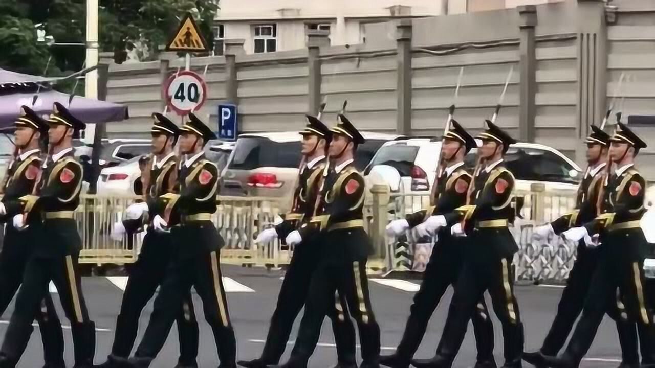 军人扛着枪出行,这气势真的不一般!_高清1080P在线观看平台_腾讯视频