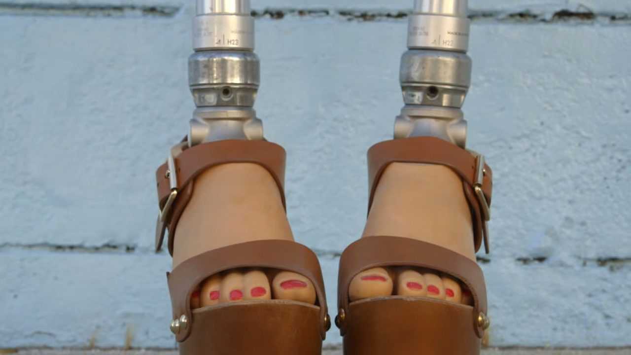 漂亮女孩不幸失去双腿装上假肢后每天穿高跟鞋短裙出门