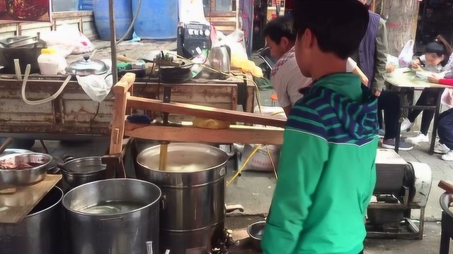 饸饹是陕西人的所爱,在西安灞桥集市上现做现卖生意特别好