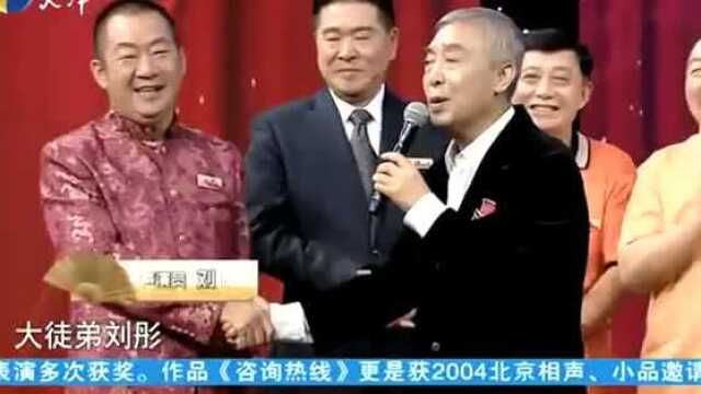 师胜杰把自己的弟子们介绍一边,比说相声可乐!