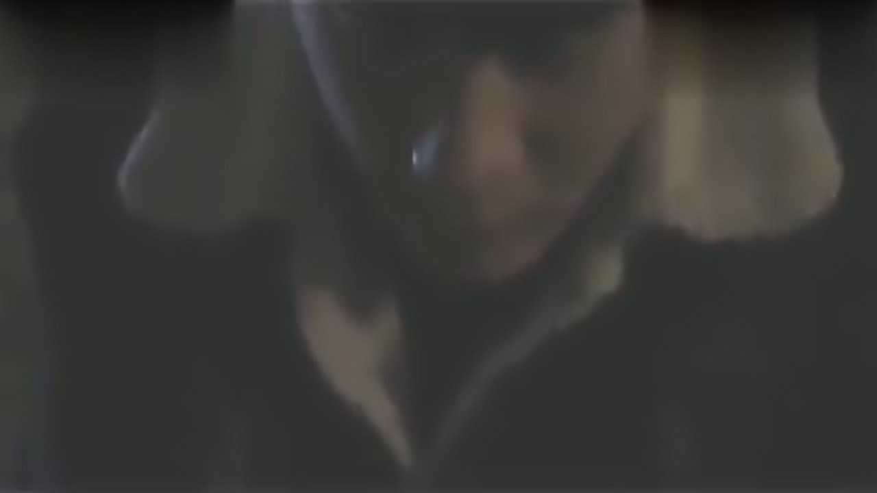 女初中生想上吊吓唬家长，不料脚一滑假戏真做，弟弟看到见死不救_高清
