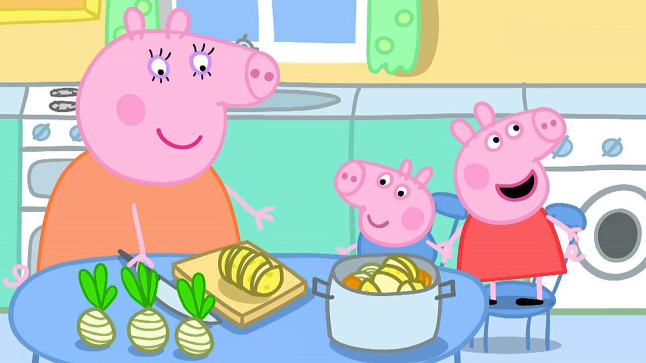 小猪佩奇和妈妈做午餐,佩奇帮妈妈洗土豆