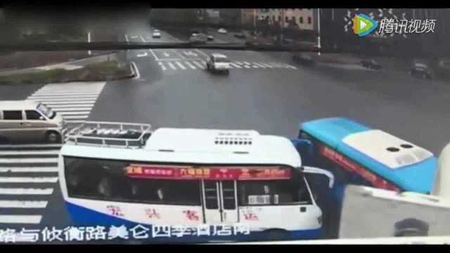 在与白色公交车生死抉择时刻 蓝色公交车选择侧翻