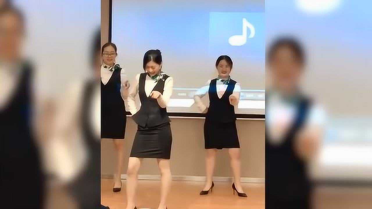 公司组织跳舞活动美女跳到一半却从裙子里掉出了东西太尴尬了
