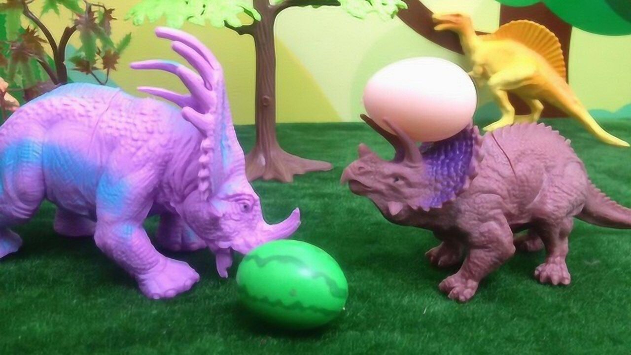 仿真恐龙玩具三角龙妈妈饿坏了究竟发现了什么好吃的食物呢