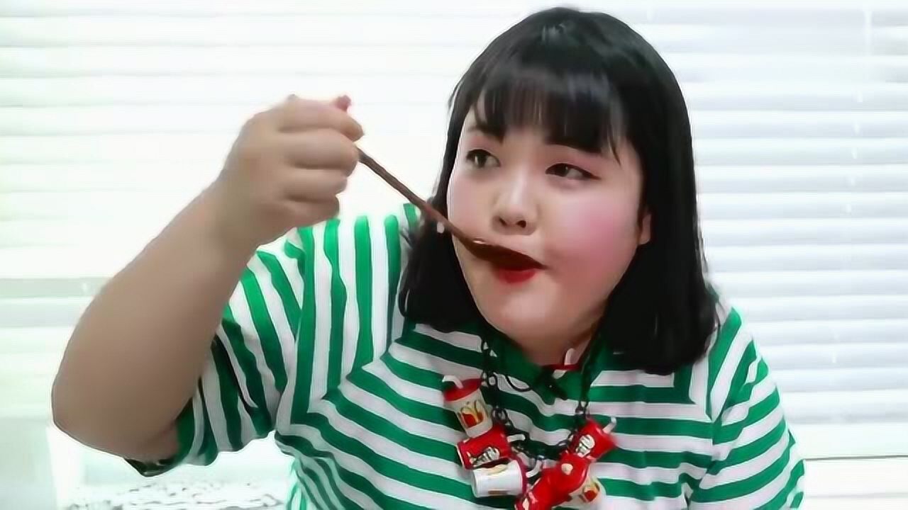 吃播胖妹秀彬吃酱螃蟹,吃的美滋滋的