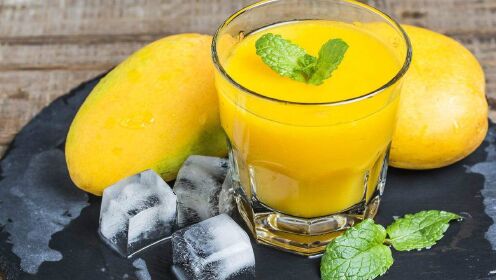 喝芒果汁好处很多,滋润宝宝皮肤,帮助宝宝健脾开胃