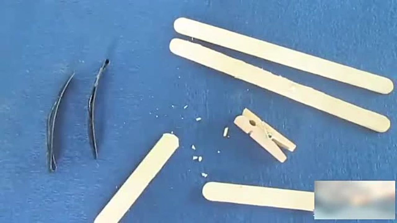 科技小发明牛人利用雪糕棍制作的一个飞镖简单制作又好玩