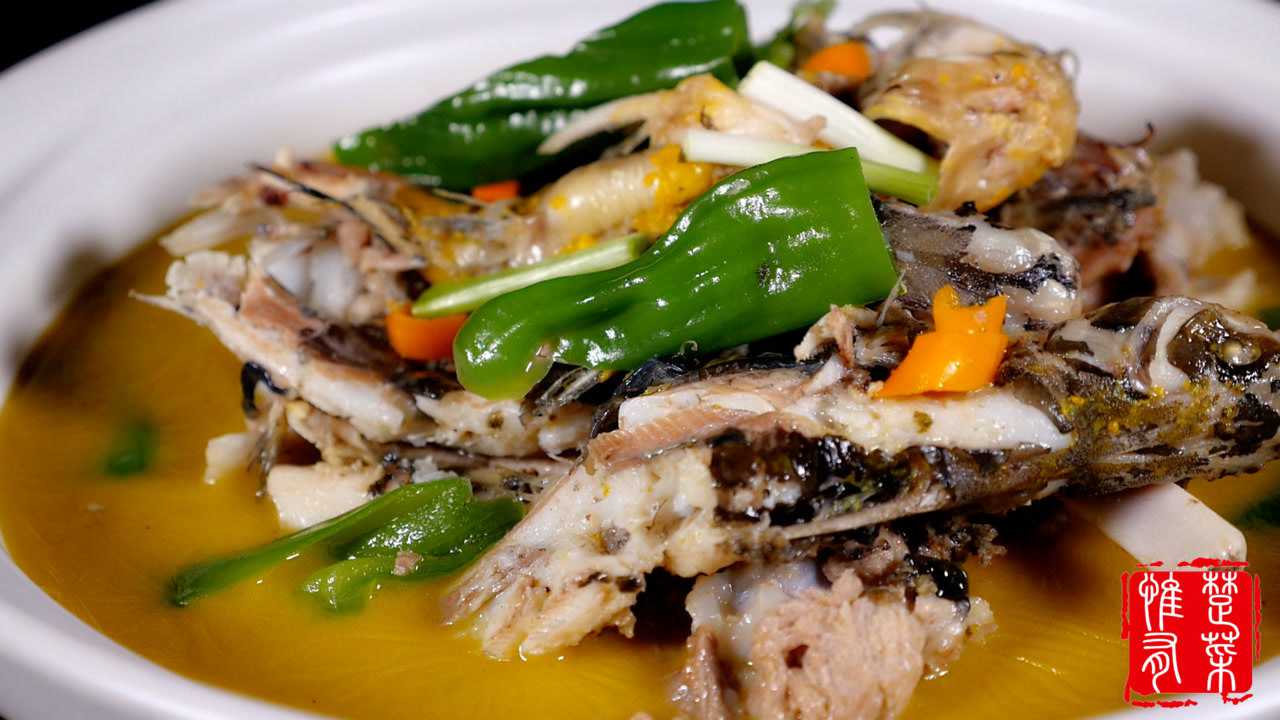 试试这道筒子骨炖黄颡鱼,吃肉喝汤美滋滋!