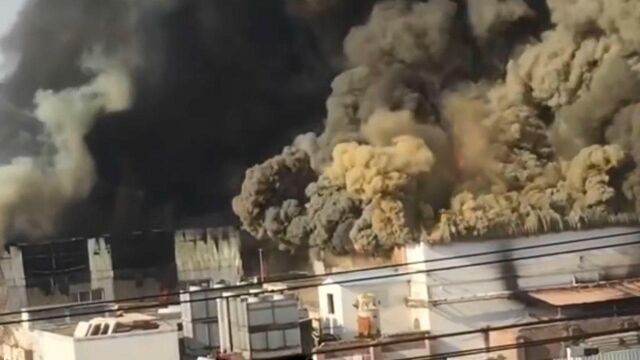 商丘一厂区突发火灾现场浓烟四起 事故导致11人死亡