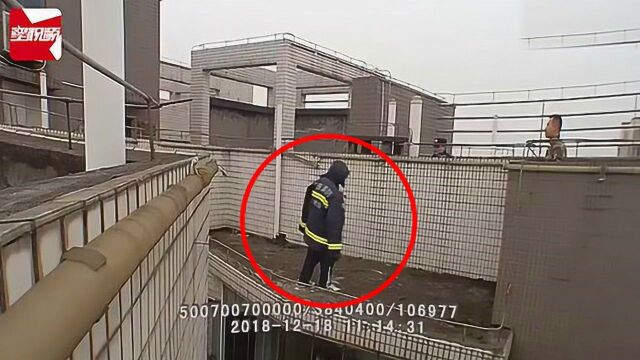 初中女生爬32楼楼顶欲跳楼轻生,民警晒新生女儿照片将其救回