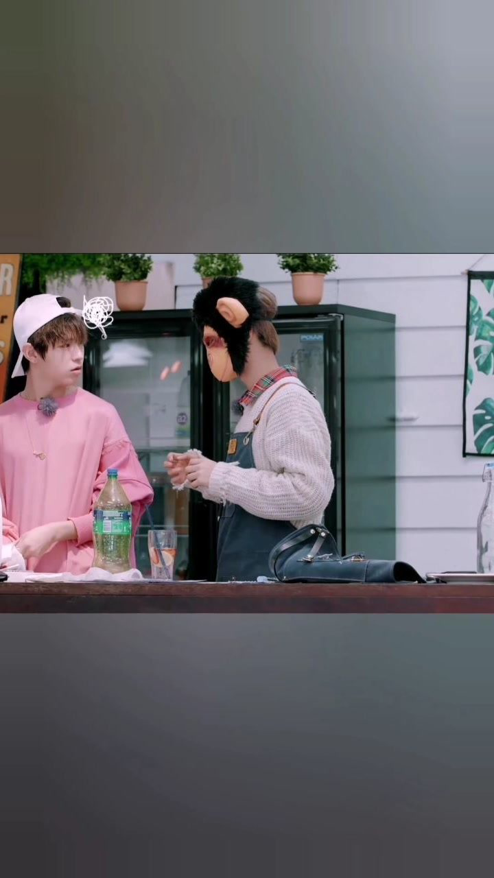 奇妙的食光justin带玩偶面具吓坏朱正廷还是李希侃淡定