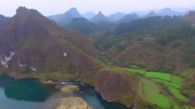 龙穴处在两条龙脉之间,左右开口,名副其实的风水宝地!