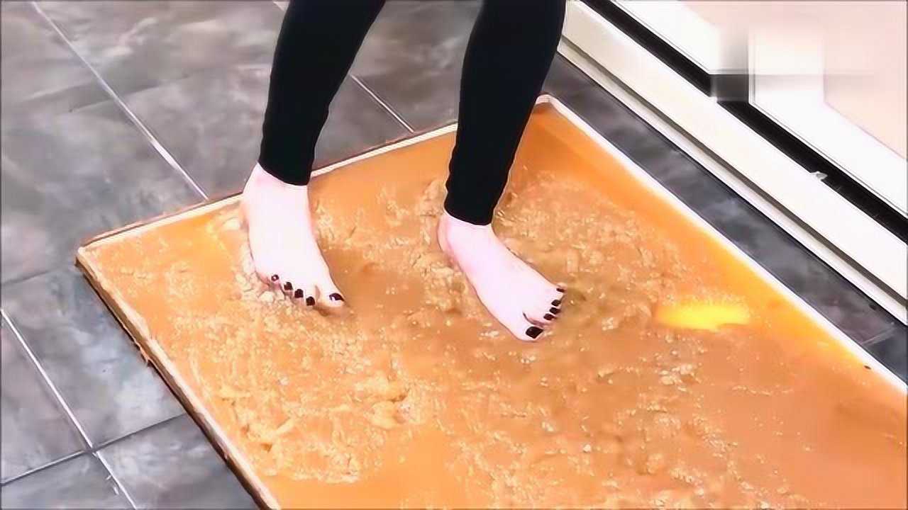 外国妹子脚踩到胶水陷阱拔不出来了谁来帮帮她