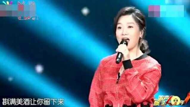 凤凰传奇现场演唱神曲《最炫民族风》,歌声飘过40年首首经典!