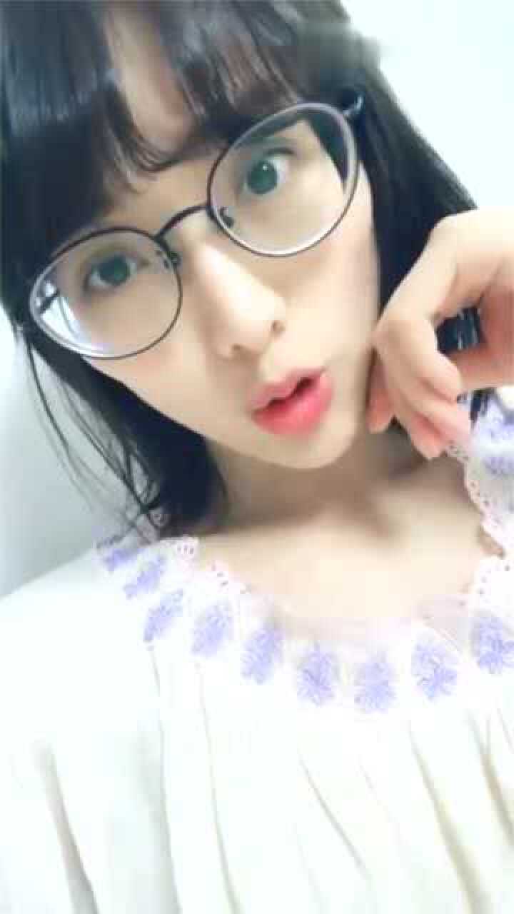 高度近视的可爱美女摘下眼镜的瞬间,可以的!_腾讯视频