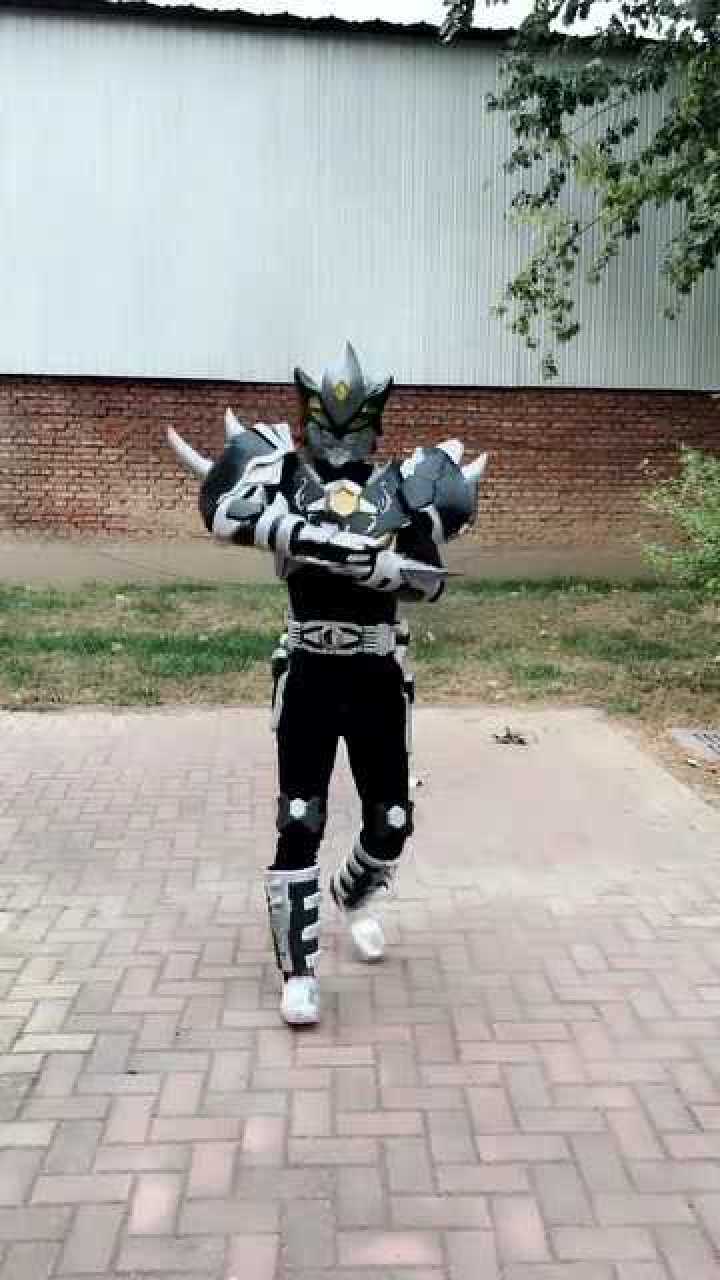 牛人自制黑犀铠甲还原度百分之百铠甲勇士黑犀侠闪亮登场