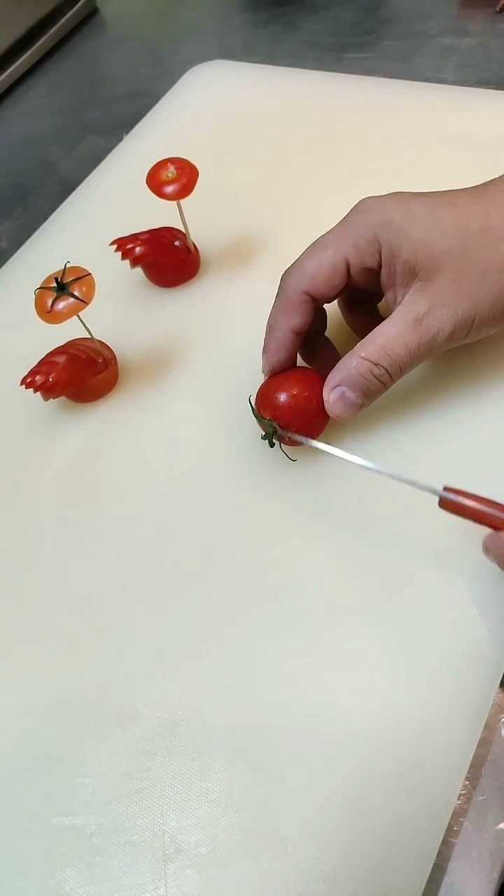 用圣女果小小雕刻一下