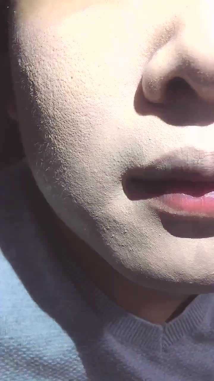 这么浮粉卡粉的脸你见过吗