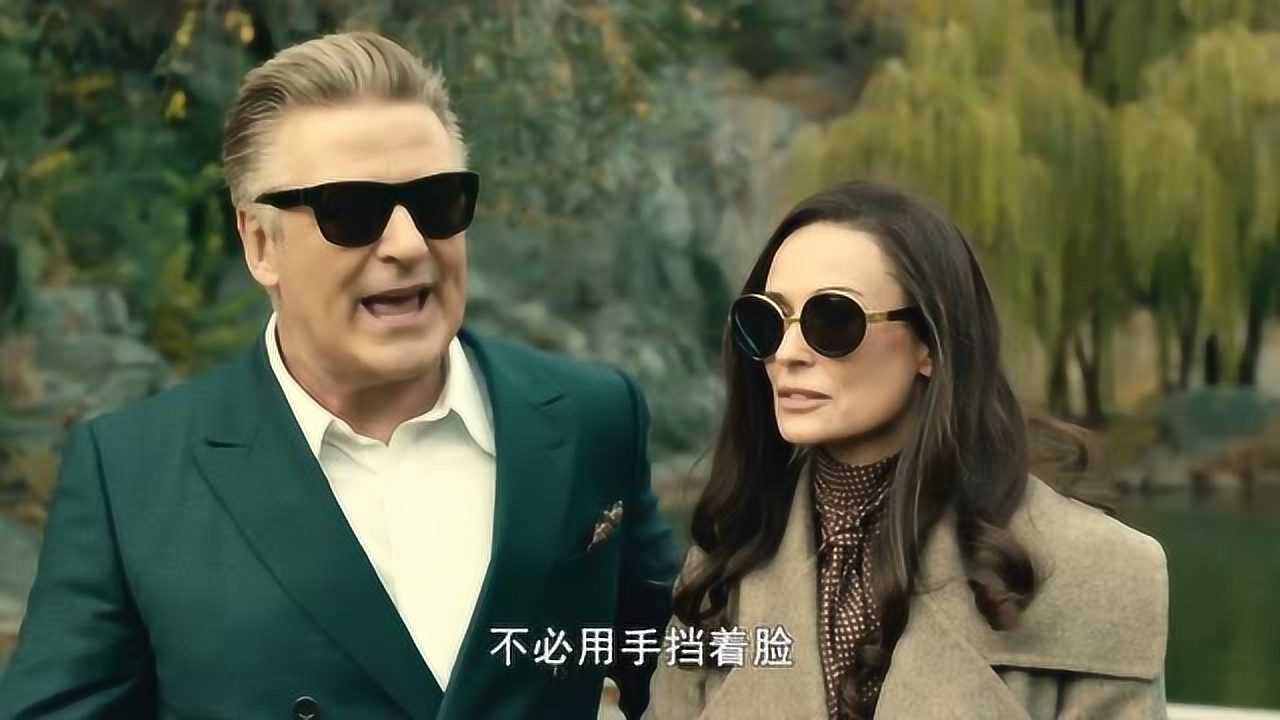 失明恋曲:比尔很喜欢球场,但因为他是盲人,所以他摔倒了