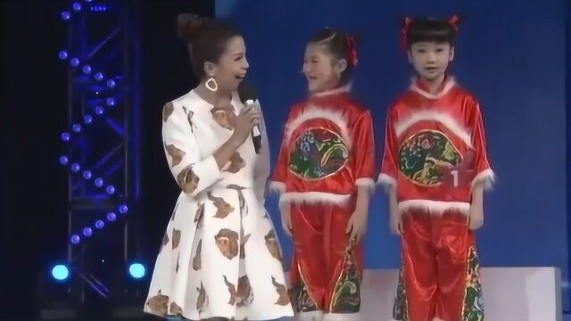 可爱小女孩真讨人欢心,演唱一曲《北京小妞》,让人少女心爆棚