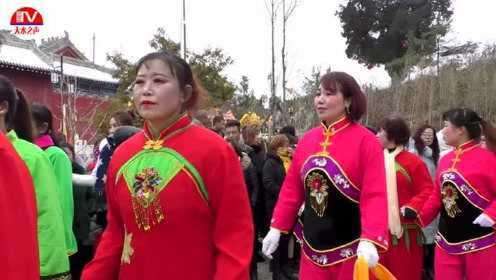 秦州区平南镇丁川村腰鼓队，秀金山上扭得欢，喜庆又热闹