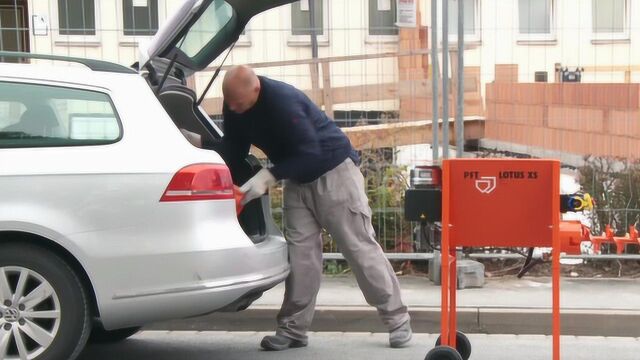 国外包工头用便携式砂浆搅拌机,面包车就能运,农村盖房太方便!