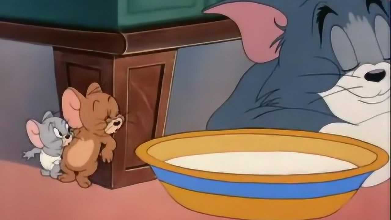 猫和老鼠:杰瑞帮助泰菲喝掉最后一滴牛奶