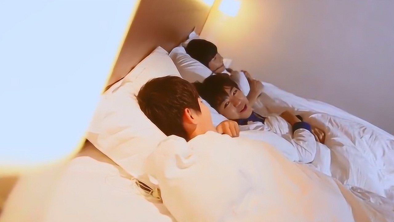 tfboys睡在一张床上,激动的睡不着觉,王俊凯奶凶奶凶:快"碎"觉!