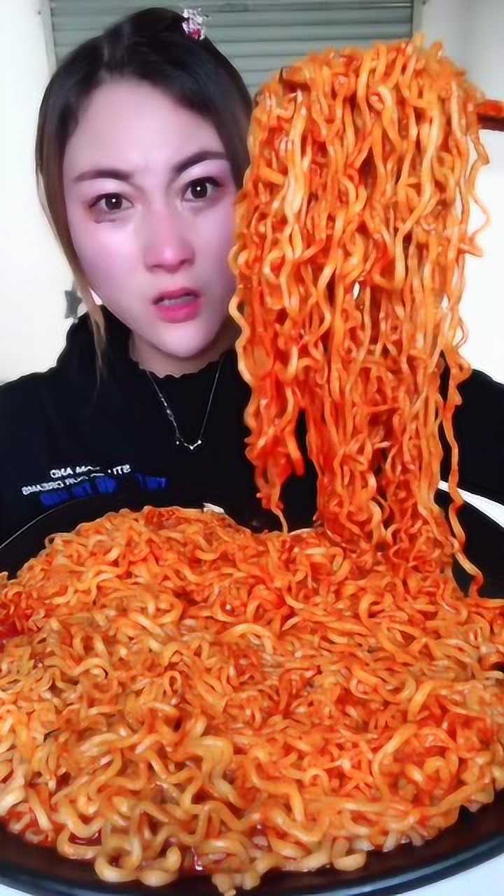 美女吃播小姐姐:今天挑战超辣火鸡面,辣哭了还在吃!