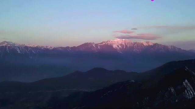 航拍中国:风景和日照金山一样霸气