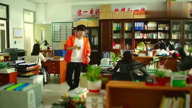 闻人老师生病咳嗽不止,还坚持给同学们上课,他们却这么不听话!