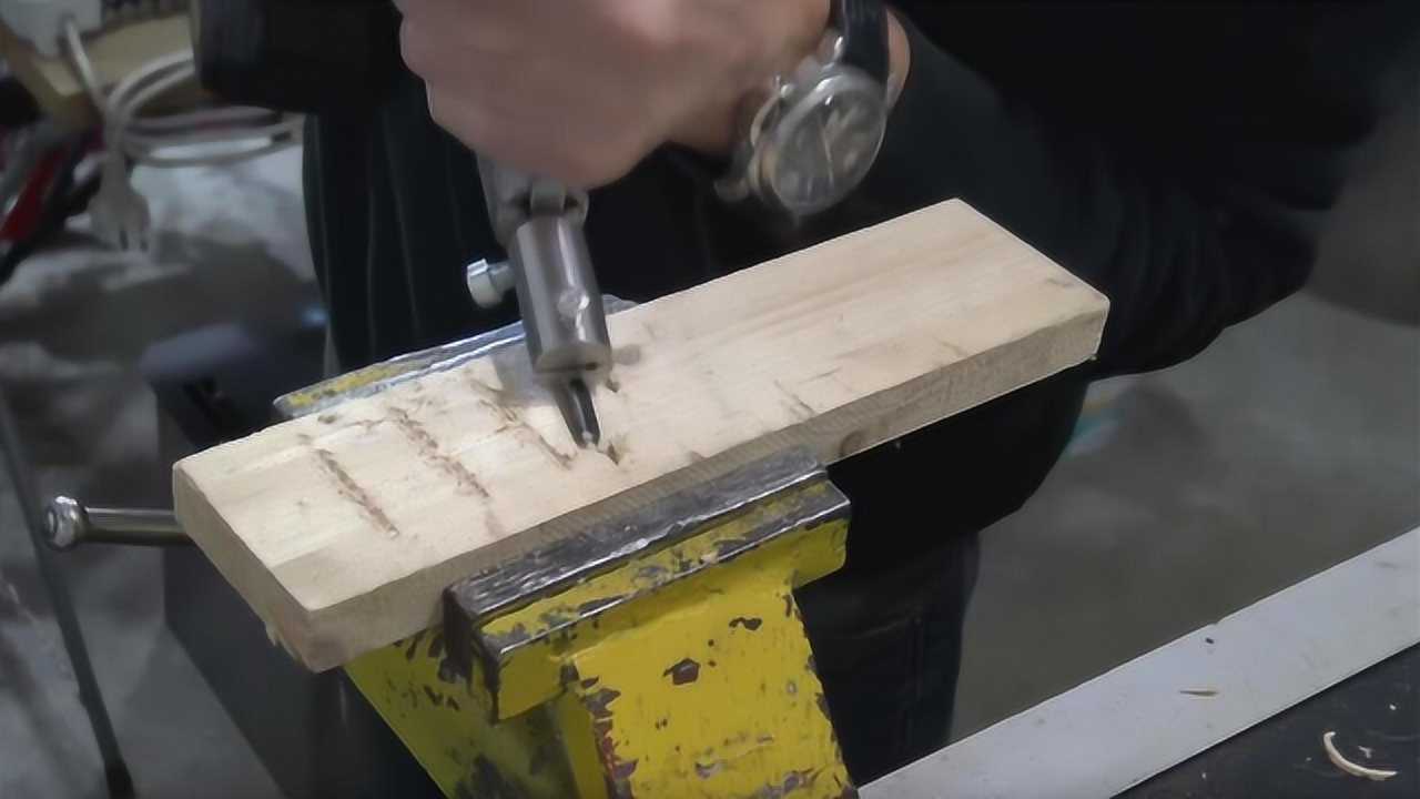 老外把电钻改成往复凿子,能在木头上开槽,谁见过这种工具?